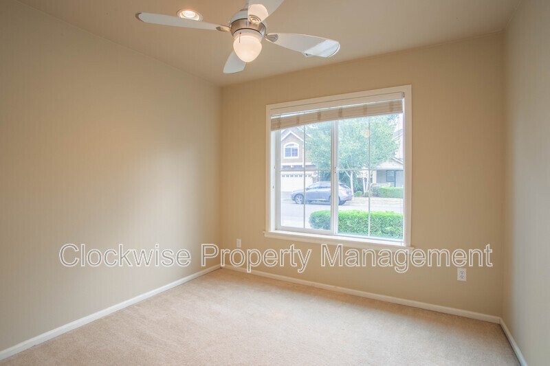 Beautiful Fife 4 BD with Bonus Rm+ Den, property image