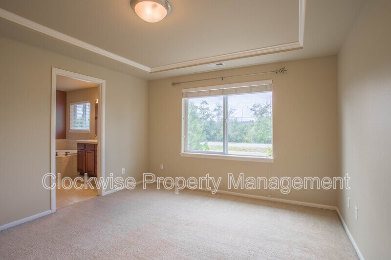 Beautiful Fife 4 BD with Bonus Rm+ Den, property image