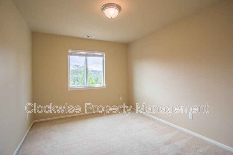 Beautiful Fife 4 BD with Bonus Rm+ Den, property image