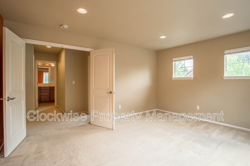 Beautiful Fife 4 BD with Bonus Rm+ Den, property image