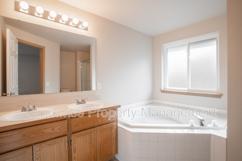Wonderful Single Story Home 3 Bd, 2 Ba Frederickson property image