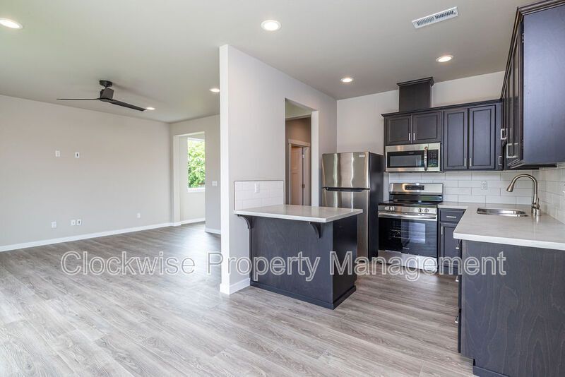 New 4 Bd Duplex, 2 Car Garage, Orting NEW PRICE! property image