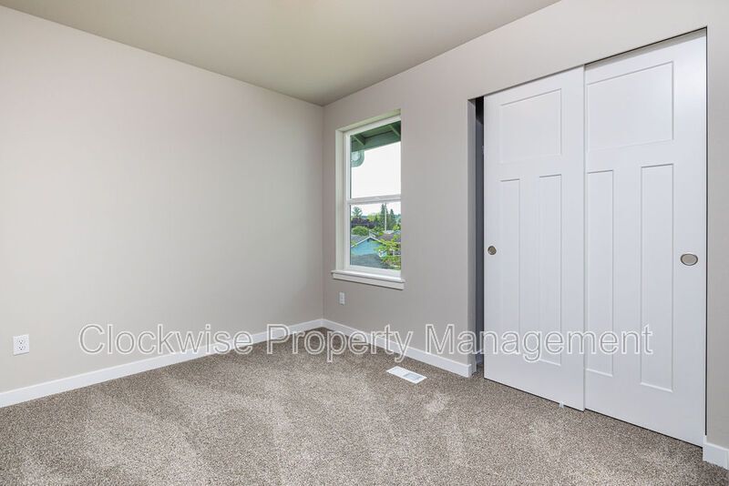 New 4 Bd Duplex, 2 Car Garage, Orting NEW PRICE! property image