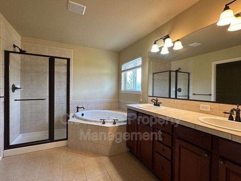 Beautiful Fife 4 BD with Bonus Rm+ Den, property image