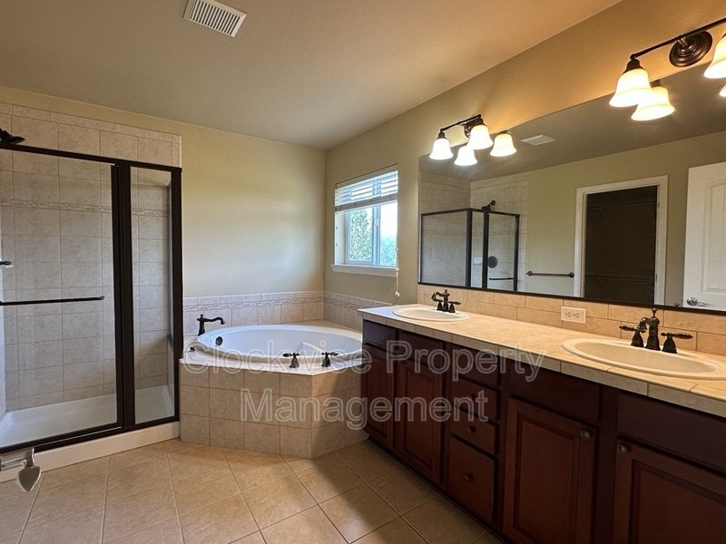 Beautiful Fife 4 BD with Bonus Rm+ Den, property image