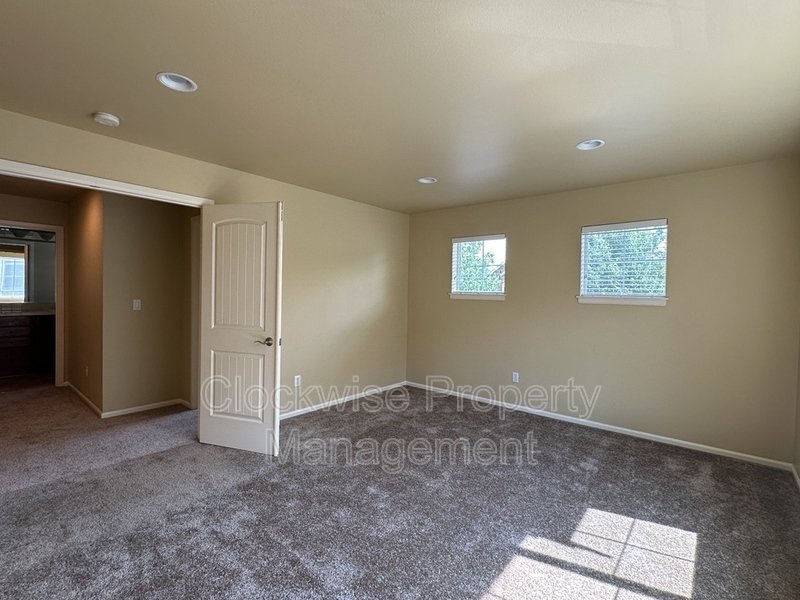 Beautiful Fife 4 BD with Bonus Rm+ Den, property image