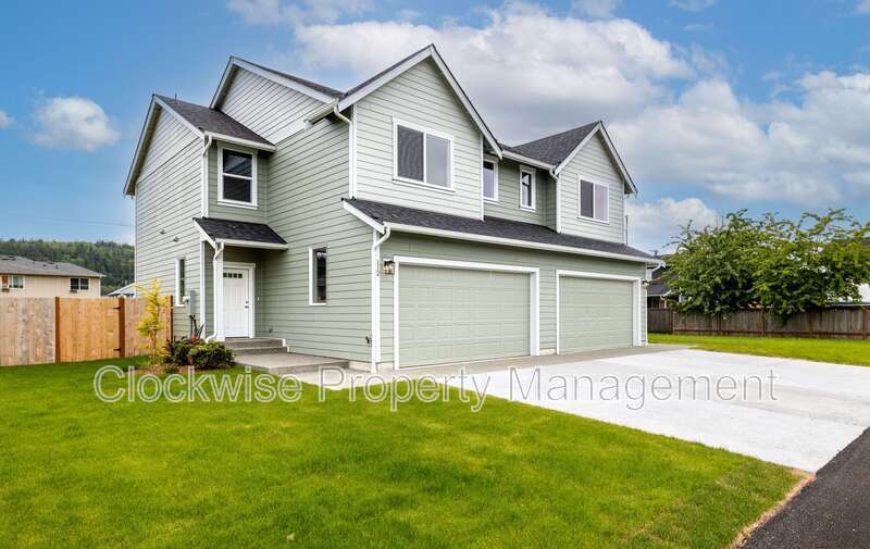 Gorgeous NEW 4 BR Duplex in Downtown Orting 2 car garage PLUS A/C property image